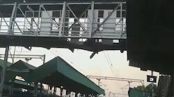 महाराष्ट्रः रेलवे स्टेशन पर फुट ओवरब्रिज का एक हिस्सा गिरा, 20 फीट ऊंचाई से गिरे लोग