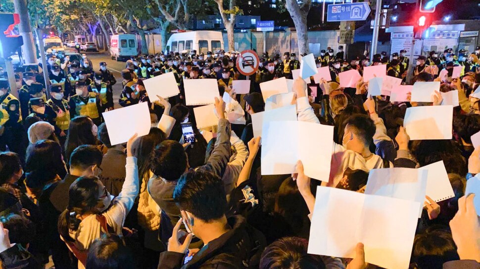 Protest Against Xi Jinping: 'शी जिनपिंग इस्तीफा दो' के नारे से गूंज उठा चीन, लोगों पर काबू पाने के लिए पुलिस ने किया मिर्च स्प्रे