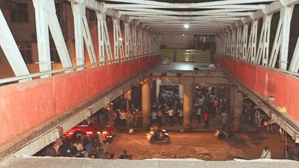 Accident News: ଖସି ପଡ଼ିଲା ଫୁଟ ଓଭରବ୍ରିଜର କିଛି ସ୍ଲାବ, ୨୦ରୁ ଅଧିକ ଗୁରୁତର, କେଉଁଠି ଘଟିଛି ଏହି ଅଘଟଣ ପଢନ୍ତୁ