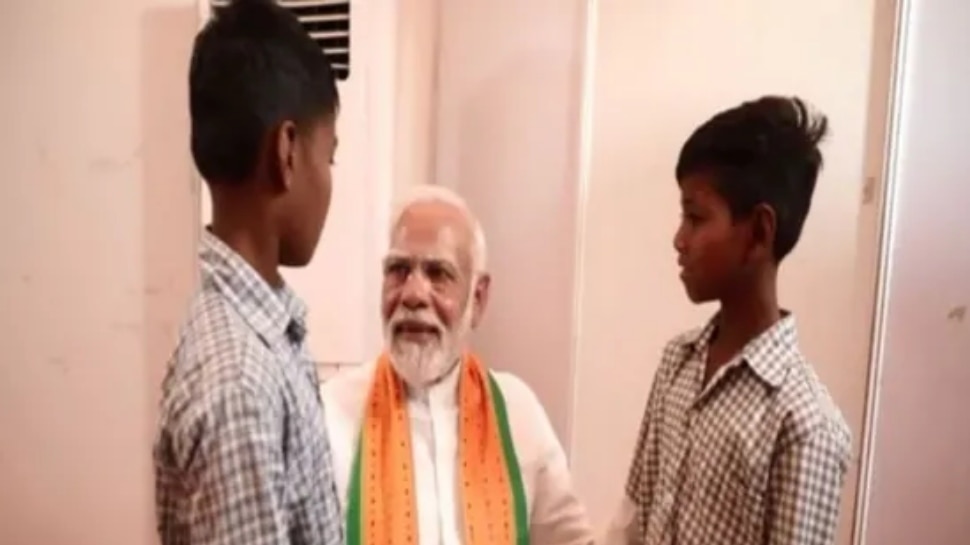 PM Modi Meets Tribal Brothers: कौन हैं बचपन में पैरेंट्स को खोने वाले अवि और जय, जिनसे मिलने के लिए रैली में देर से पहुंचे PM मोदी