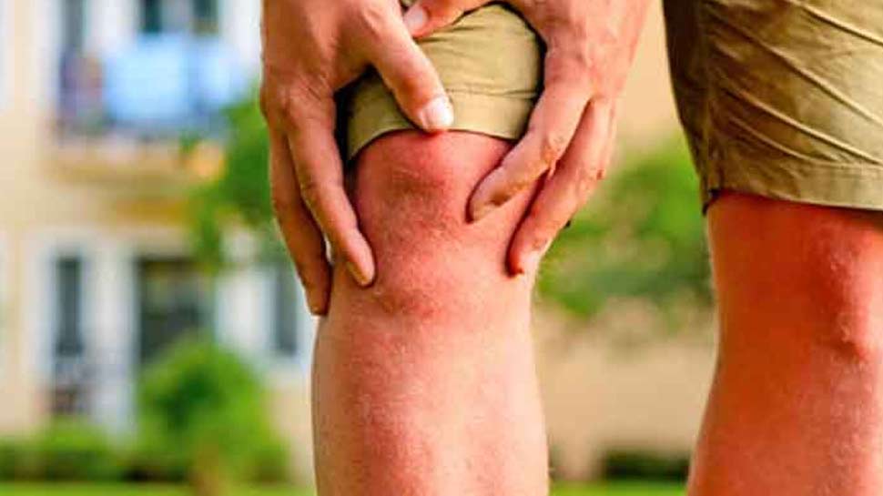 Knee Stiffness: घुटनों की अकड़न ने चलना फिरना कर दिया मुश्किल? इन ट्रिक्स के जरिए मिलेगा आराम