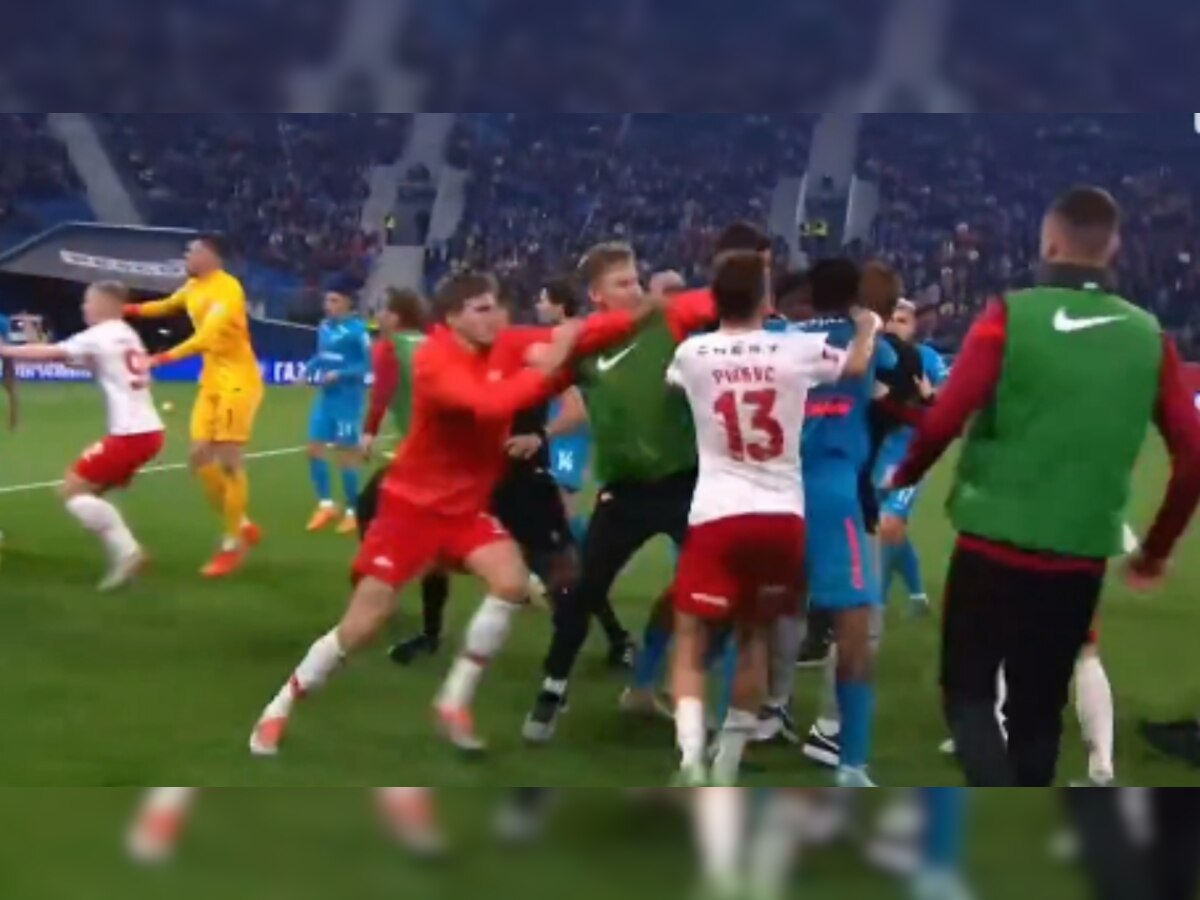 Russia Cup Football: फुटबॉल के मैदान में हुई WWE जैसी फाइट, खिलाड़ियों ने एक-दूसरे पर बरसाए लात-घूंसे, वीडियो वायरल
