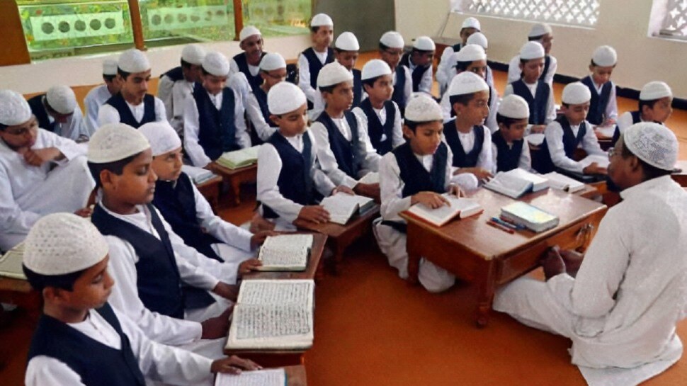 UP Madarsa Scholarship: यूपी के मदरसे में पढ़ने वाले कक्षा 1 से 8वीं तक के छात्रों को अब नहीं मिलेगी स्कॉलरशिप, जानें वजह