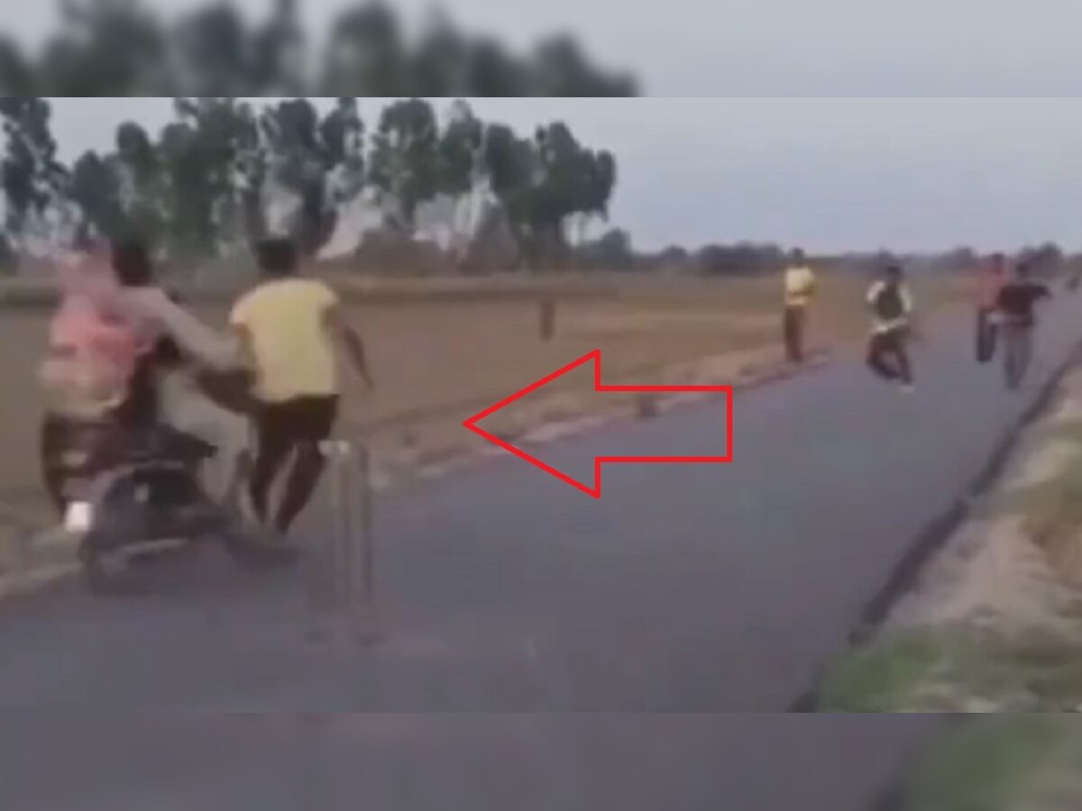 Road Cricket: सड़क पर क्रिकेट खेलने वाले लोग ये वीडियो देखें, अचानक आ गई बाइक और फिर...