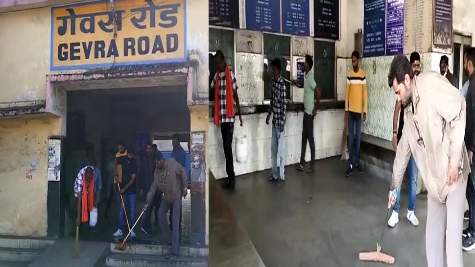 Korba News: व्यापारियों ने किया अनोखा प्रदर्शन, रेलवे स्टेशन पर लगाया झाड़ू-पोछा