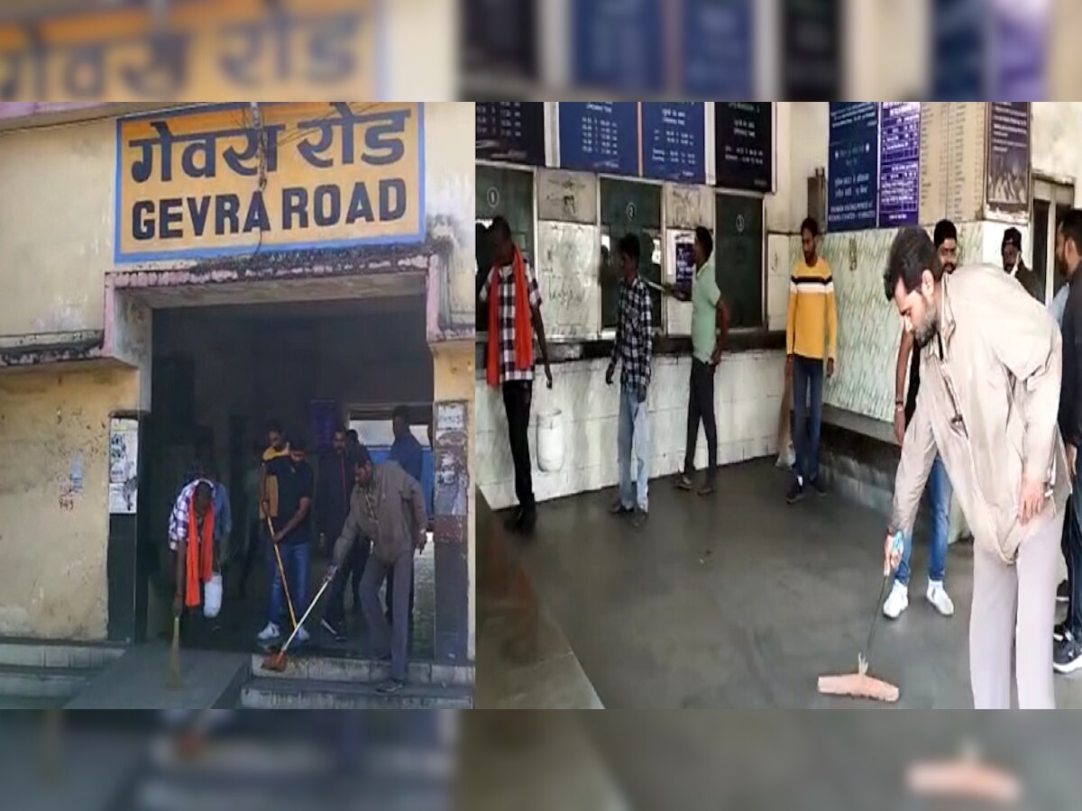 Korba News: व्यापारियों ने किया अनोखा प्रदर्शन, रेलवे स्टेशन पर लगाया झाड़ू-पोछा