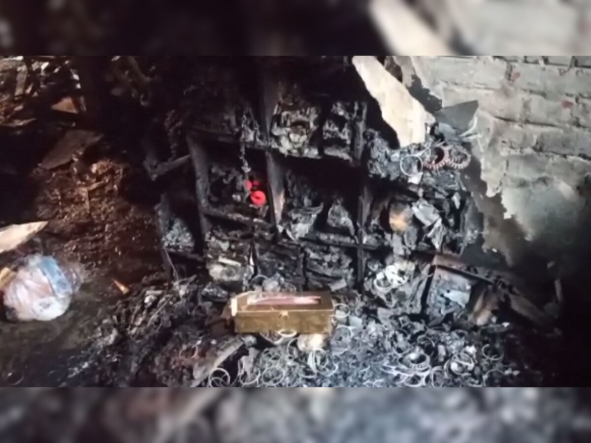 झारखंड के गिरिडीह में अज्ञात लोगों ने लगाई घर में आग, 15 लाख रुपये की संपत्ति जलकर राख