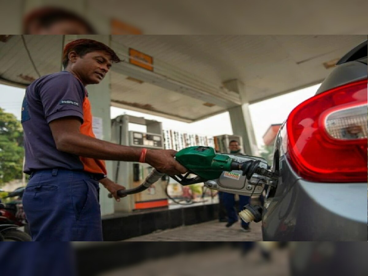 Petrol Diesel Price: ରାଜଧାନୀରେ ପୁଣି ଖସିଲା ପେଟ୍ରୋଲ-ଡିଜେଲ ଦର, ଗାଡ଼ିରେ ତେଲ ଭରିବା ପୂର୍ବରୁ ଚେକ୍ କରନ୍ତୁ ଆଜିର ରେଟ୍