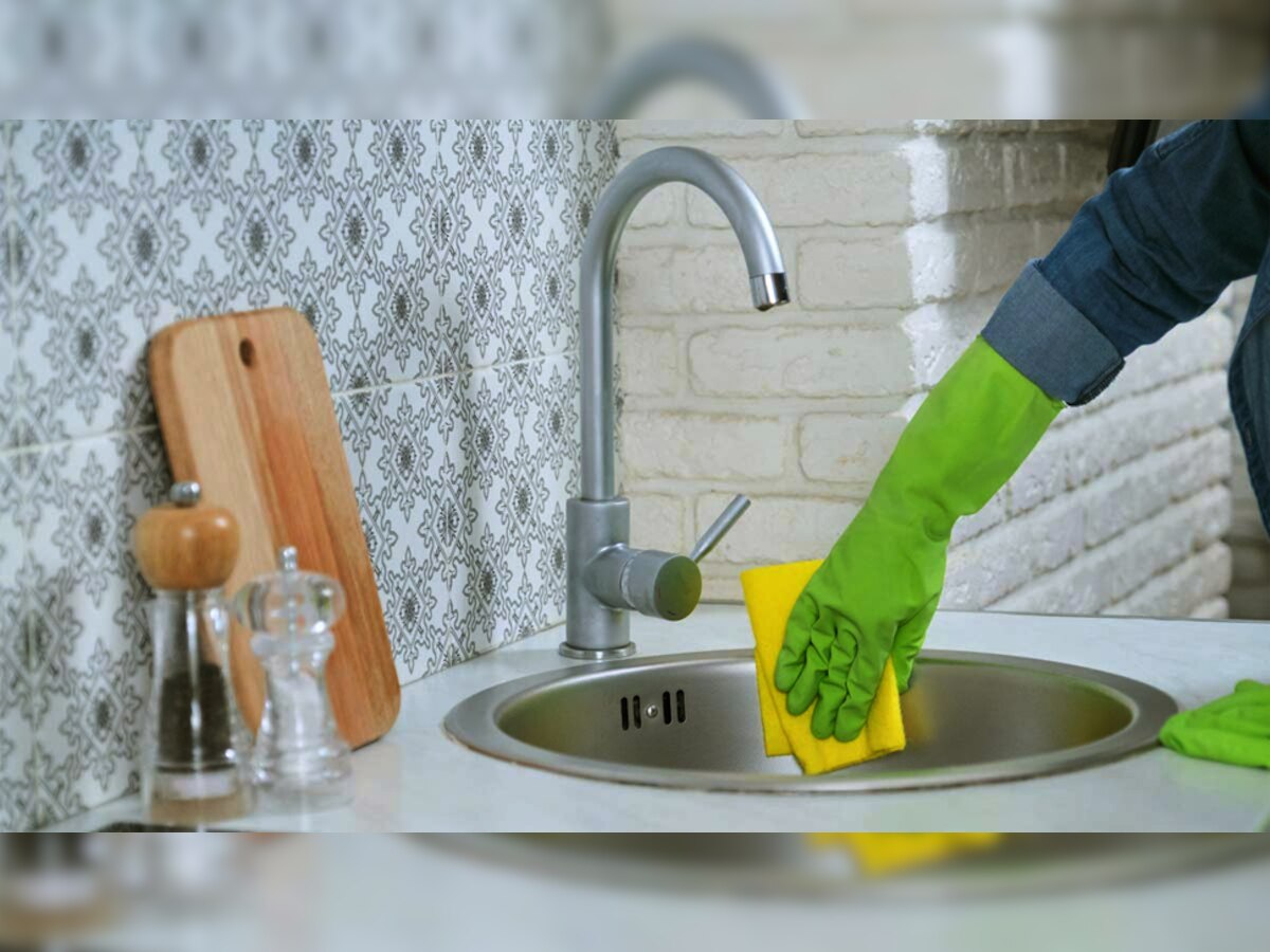 Cleaning Tips: किचन सिंक को बिना मेहनत चुटकियों में करें साफ, सिर्फ 1 चीज से मिनटों में आ जाएगी चमक