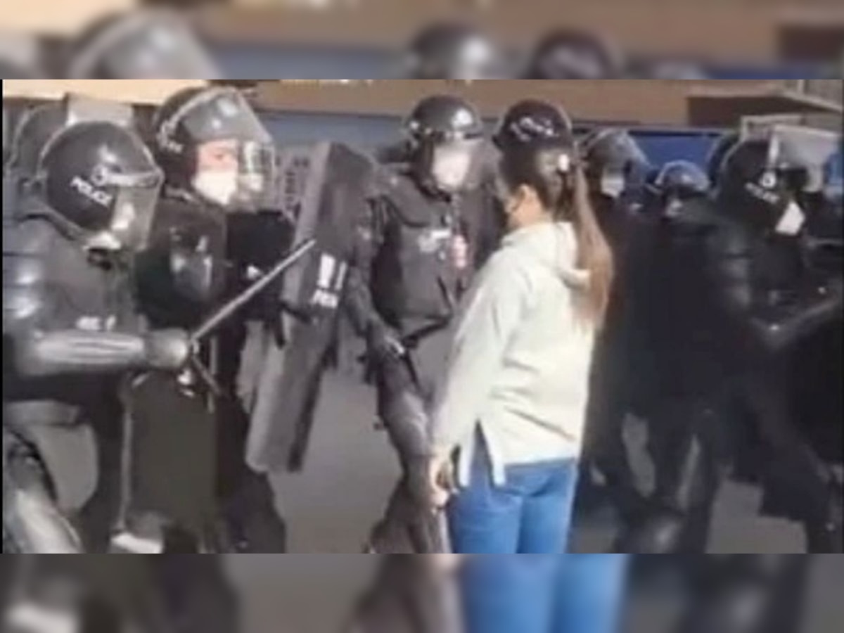 China Covid Protest: शी जिनपिंग की हथियारबंद पुलिस के सामने बेखौफ खड़ी लड़की की तस्वीर दुनियाभर में वायरल, लोग बोले- 'टैंक लेडी'