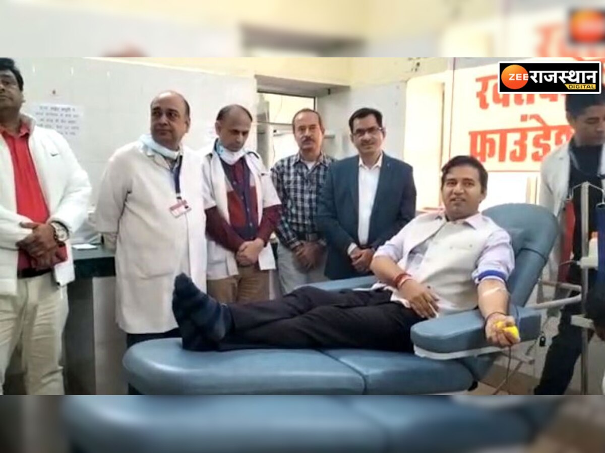 अलवर: कलेक्टर डॉ. जितेंद्र कुमार सोनी ने अपने जन्मदिन पर ब्लड बैंक में जाकर किया रक्तदान 