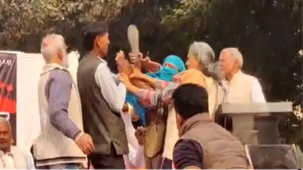 हिन्दू एकता मंच के प्रोग्राम में हंगामा; महिला ने एक व्यक्ति को चप्पल से पीटा, जानिए क्या है वजह