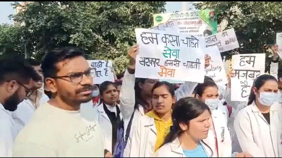 करनाल में डिप्टी सीएम के नहीं मिलने से भड़के MBBS छात्र, सरकार के खिलाफ की नारेबाजी