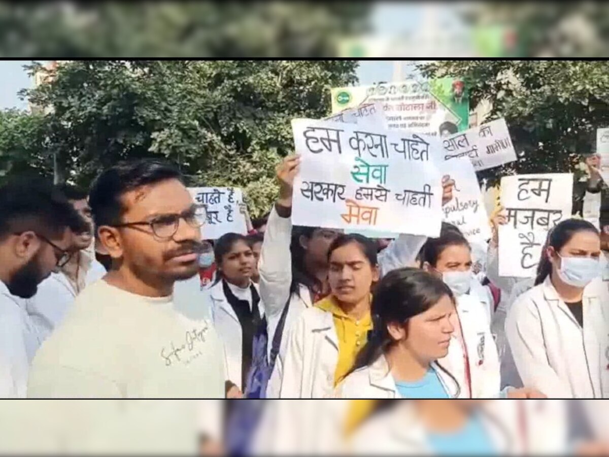 करनाल में डिप्टी सीएम के नहीं मिलने से भड़के MBBS छात्र, सरकार के खिलाफ की नारेबाजी