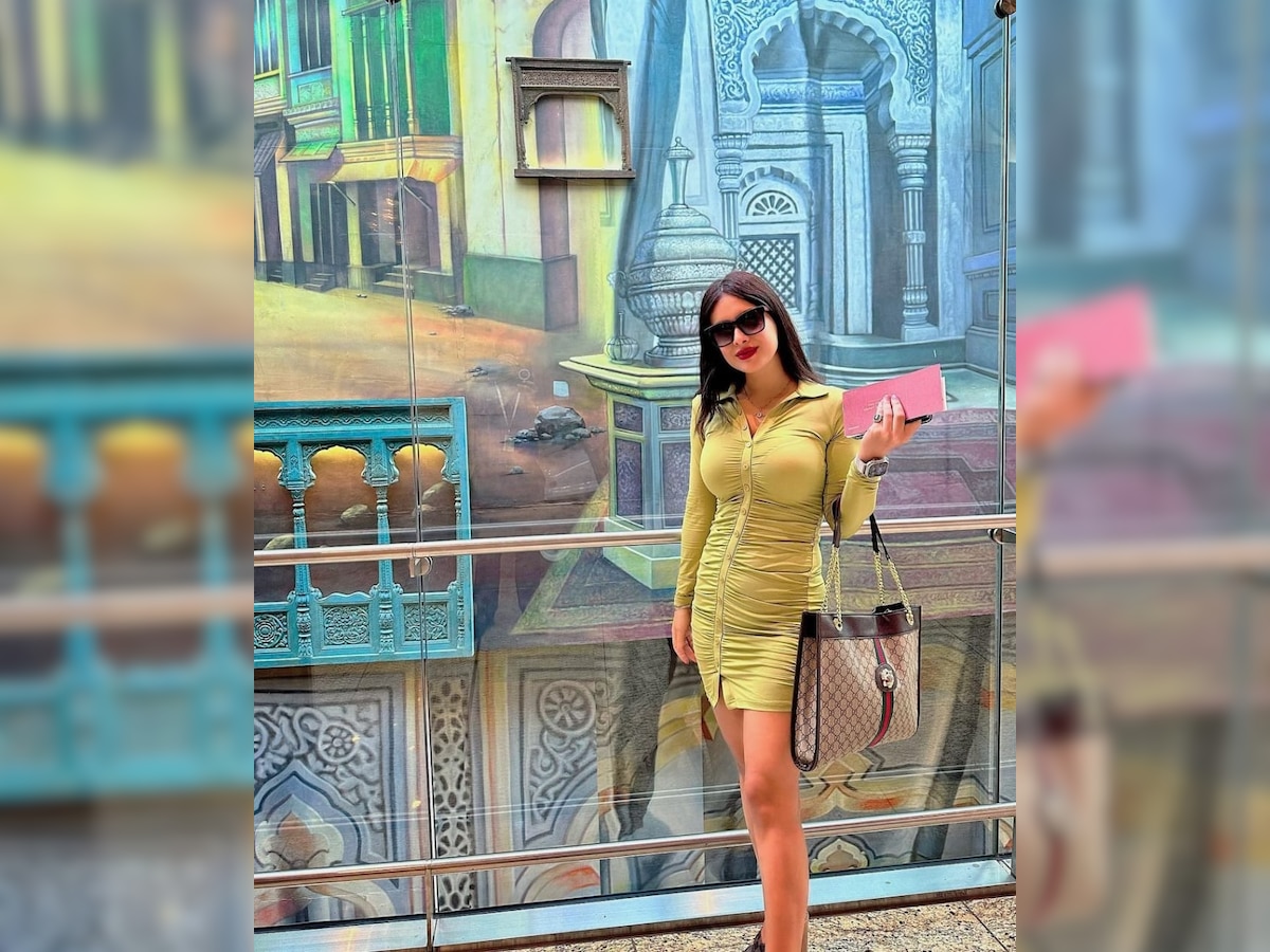 Neha Malik Shared Photos From Airport In Bold Look Left For Dubai Neha Malik नेहा मलिक ने 6175