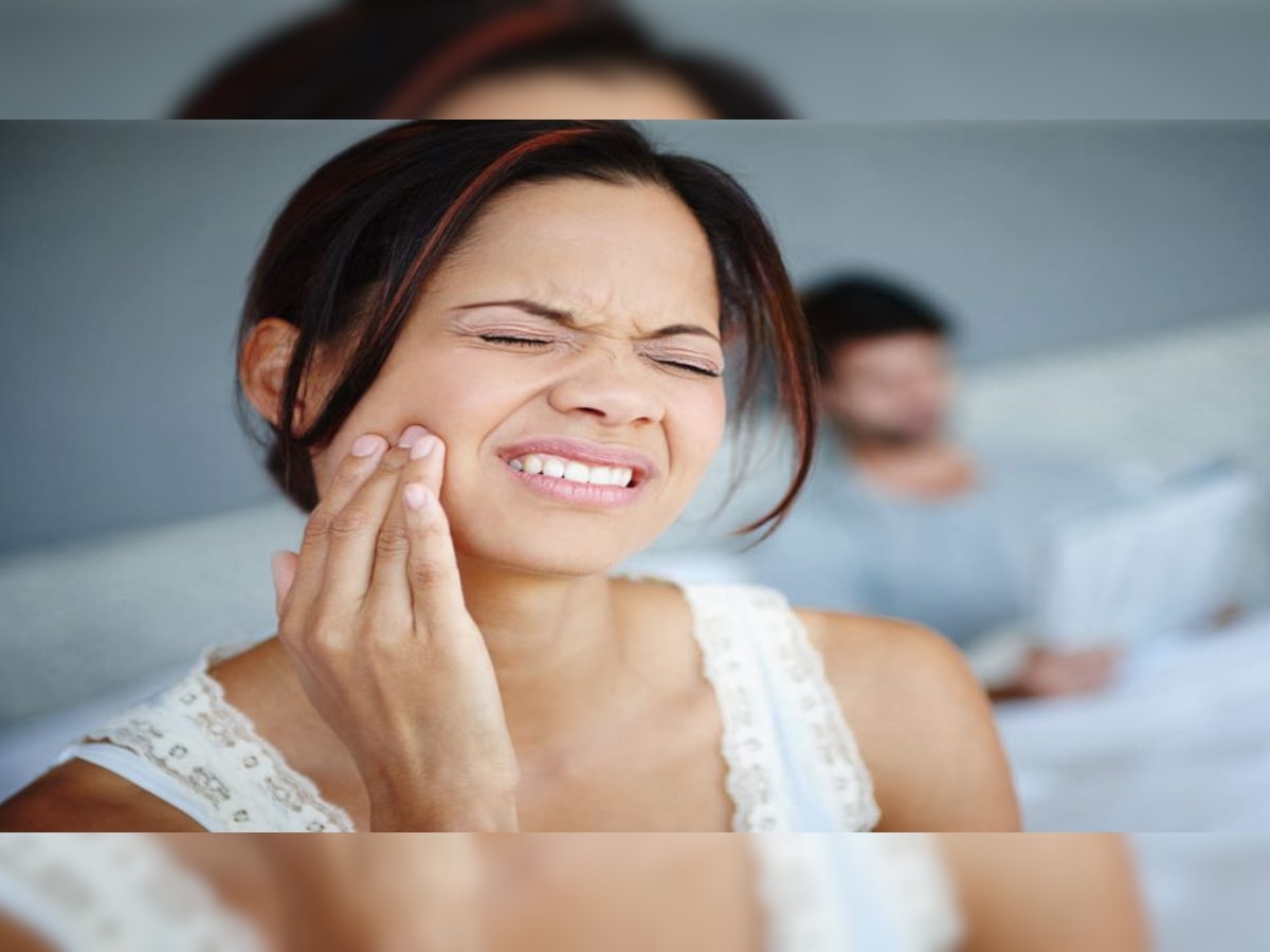 Jaw Pain: सुबह के समय जबड़े में होता है दर्द? हो सकती हैं ये बड़ी वजह, न करें नजरअंदाज