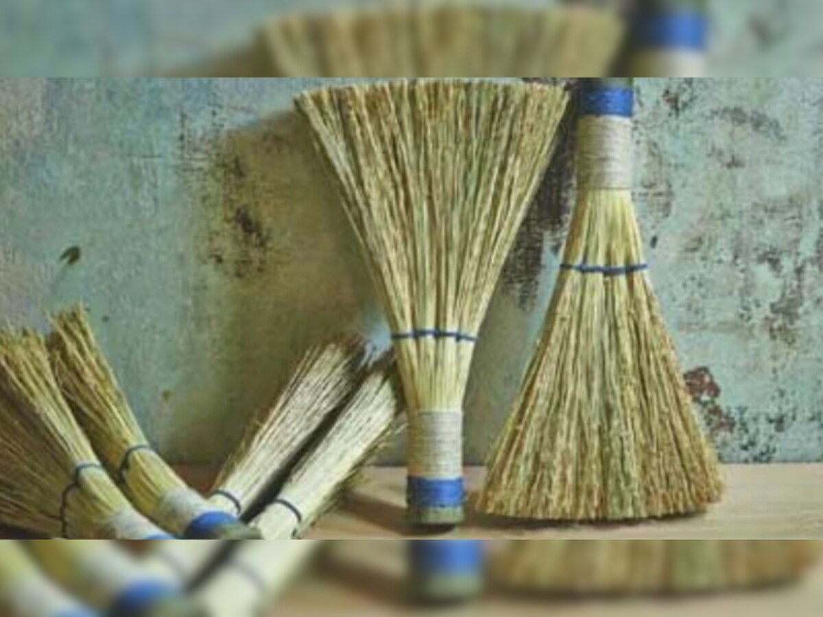 Vastu Tips for broom: घर में रखी झाड़ू बदल सकती है आपकी किस्मत, बस जान लें ये जरूरी बातें 