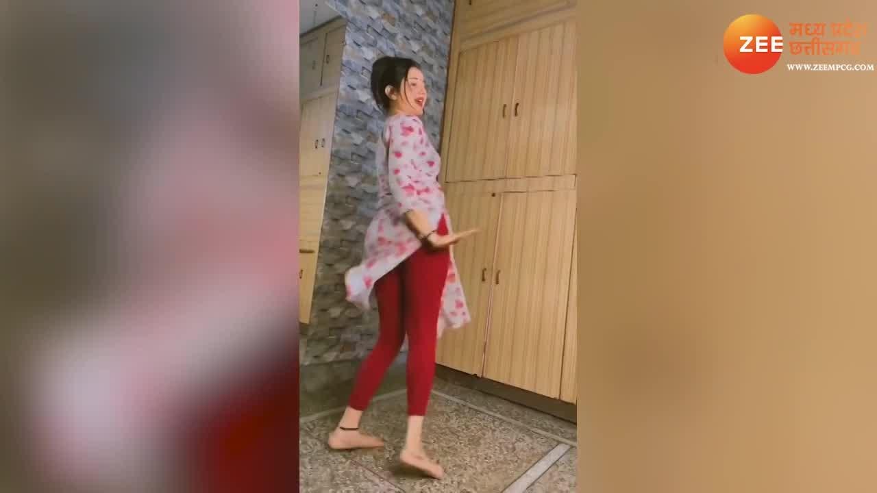 viral hot girl hariyanvi song dance sapna choudhary matak matak ke chale  see bold tight suit cute expressions snmp | लॉन्ग कुर्ती पहन कमरे में लड़की  ने किया वीडियो रिकॉर्ड, डांस स्टेप्स