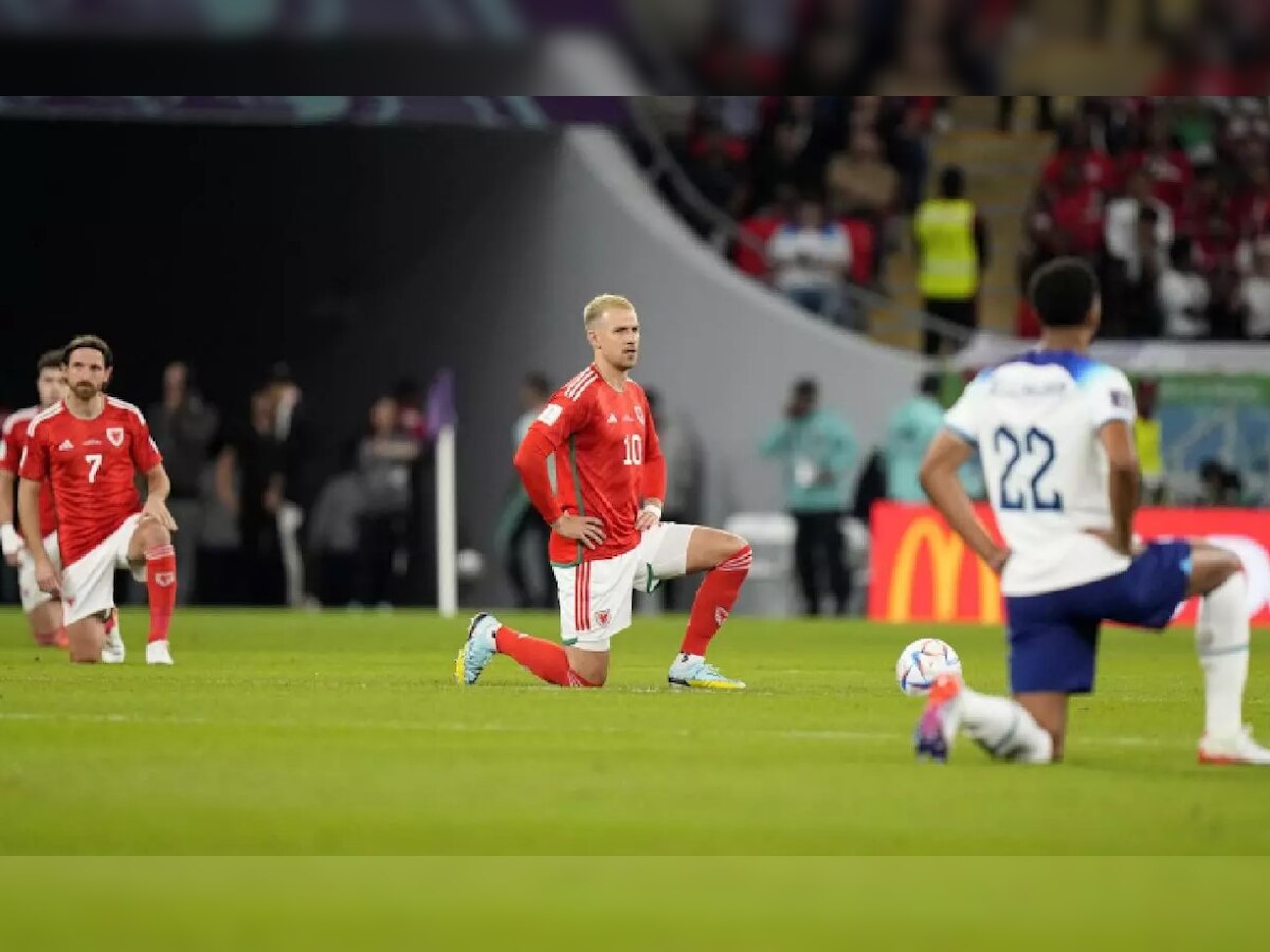 FIFA World Cup: वर्ल्ड कप मैच के दौरान घुटनों के बल खड़े हुए इंग्लैंड और वेल्स के खिलाड़ी, ये रही वजह