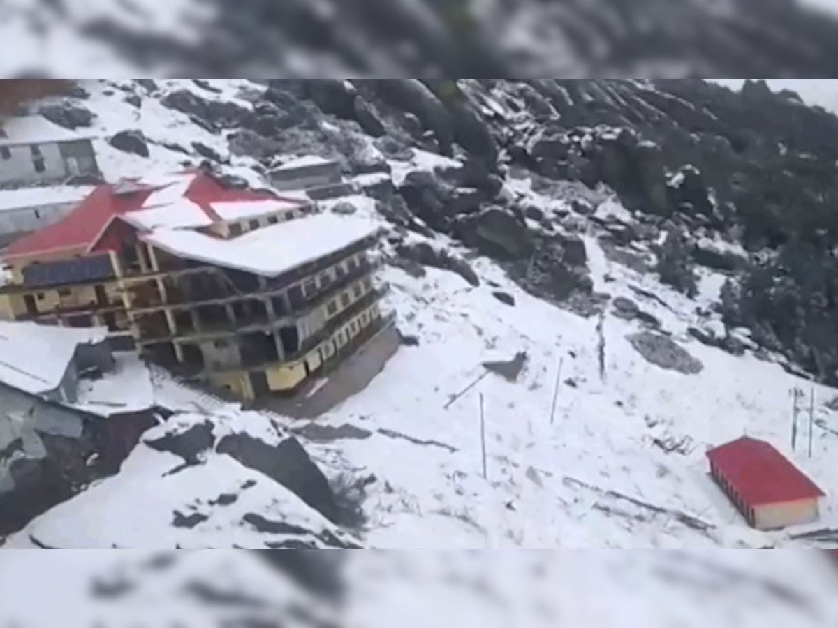 Himachal Weather Update: हिमाचल में भारी बर्फबारी के चलते चूड़धार यात्रा पर लगी रोक