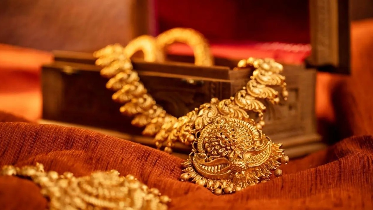 Gold Price 30 Nov: सर्राफा बाजार में 6800 रुपये गिरे सोने के दाम, जानें आज क्या रहा गोल्ड का भाव