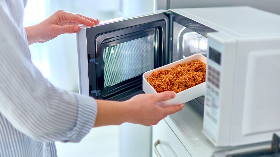 Oven में खाना गर्म करने से 80% तक बढ़ जाते हैं टॉक्सिक बैक्टीरिया, छोड़ दें ये आदत
