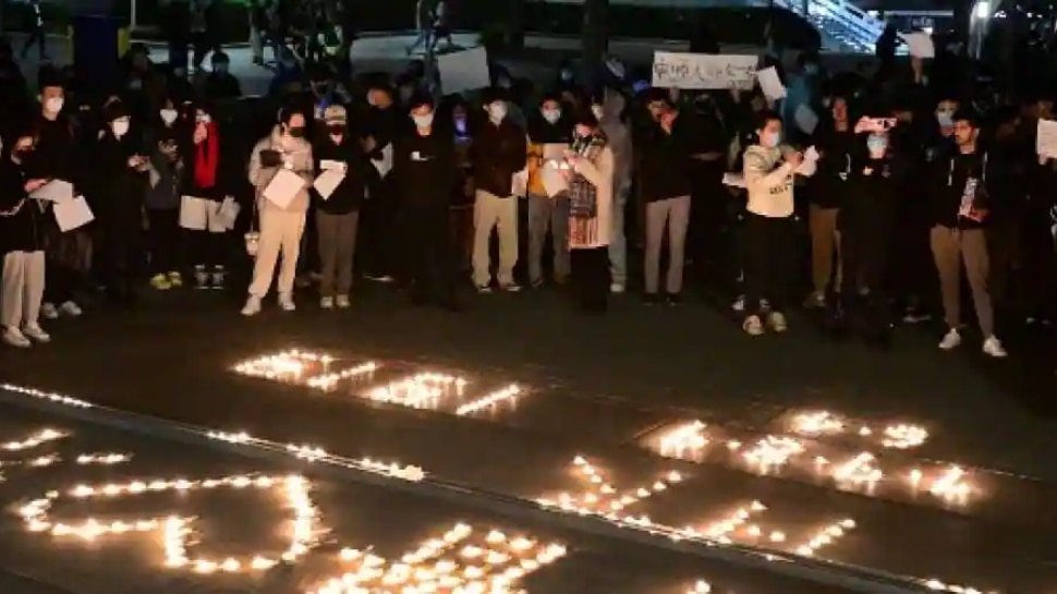 China Covid Protests: जंग का मैदान बना चीन का ग्वांगझू, प्रदर्शनकारियों ने पुलिस पर फेंकी कांच की बोतलें, जान बचाते दिखे अधिकारी