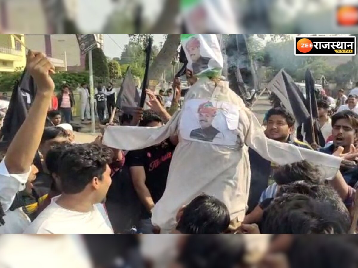 फिर गरमाया कब्रिस्तान की जमीन का मुद्दा, मेव मुस्लिम समाज ने काले झंडे लेकर फूंका मंत्री का पुतला