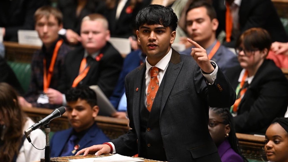 भारतीय मूल के छात्र ने 'ब्रिटेन के संसद' में दी ऐसी धांसू स्पीच, सुनकर तालियां बजाने लगे विदेशी; देखें Video