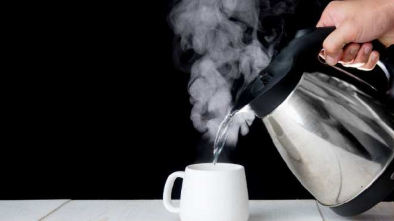 winter care tips: सर्दियों में गर्म पानी के फायदे जानकर हो जाएंगे हैरान, सर्दी-खांसी को करता है दूर; इस तरह स्किन को बनाता है जवां