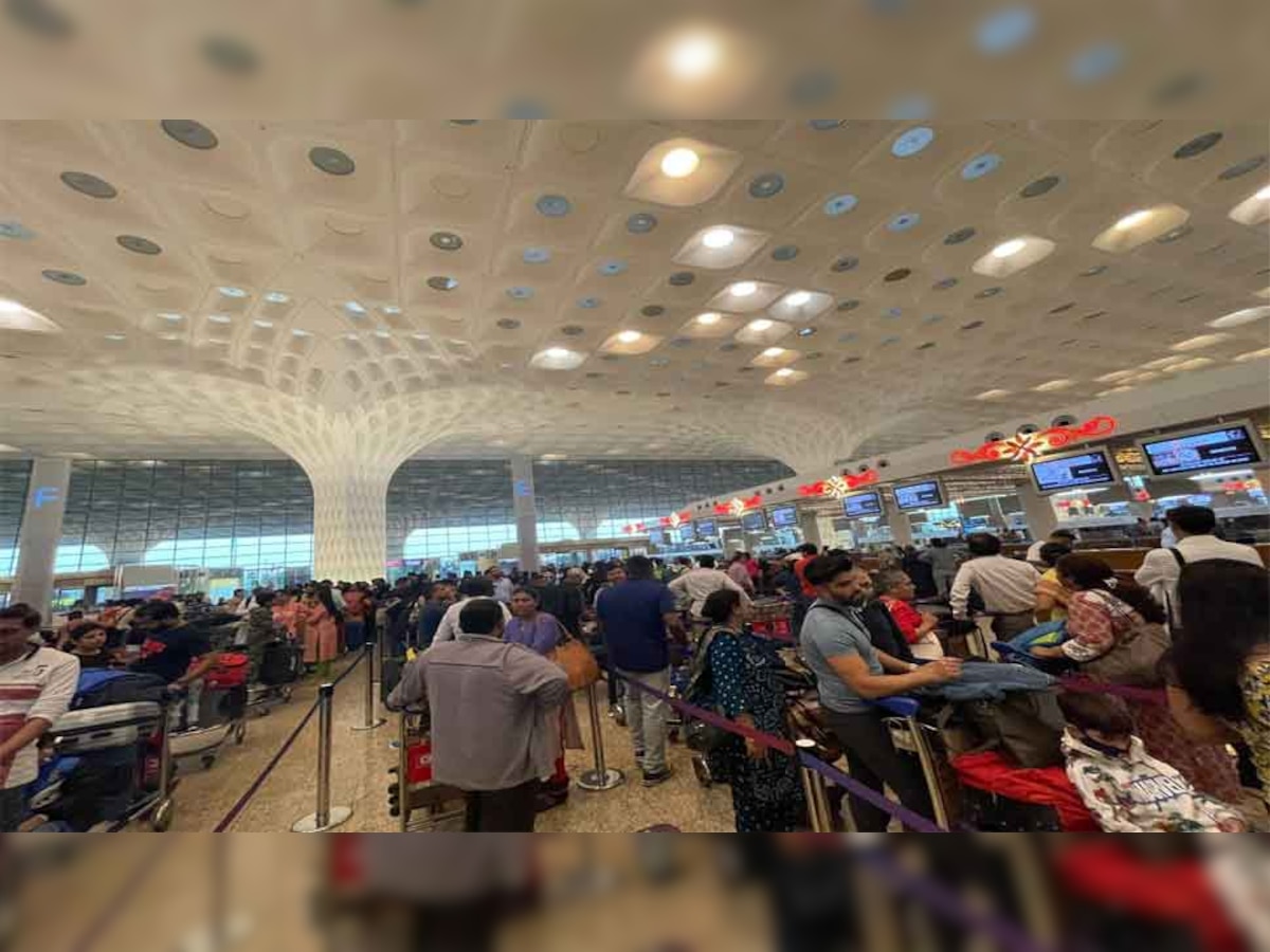 मुंबई एयरपोर्ट पर मची अफरा-तफरी, कंप्यूटर सिस्टम क्रैश होने से यात्रियों की लगी भीड़