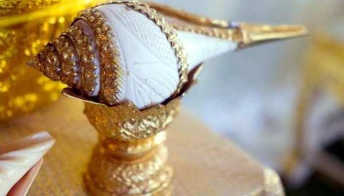 Vastu Tips: पूजा घर में इस तरफ रखें शंख, सुख-सौभाग्य में होगी वृद्धि