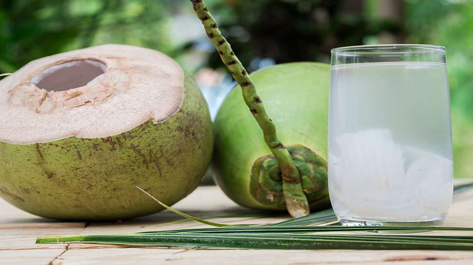 Coconut Water: इन बीमारियों से परेशान लोगों को रोज पीना चाहिए नारियल पानी, हो जाएंगे चिंतामुक्त