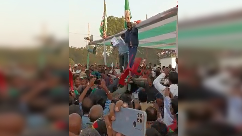 Bihar ByElection: नीतीश कुमार की रैली में हंगामा; लोगों नें लगाए खूब नारे, फेंकी गईं कुर्सियां Bihar ByElection: नीतीश कुमार की रैली में हंगामा; लोगों नें लगाए खूब नारे, फेंकी गईं कुर्सियां