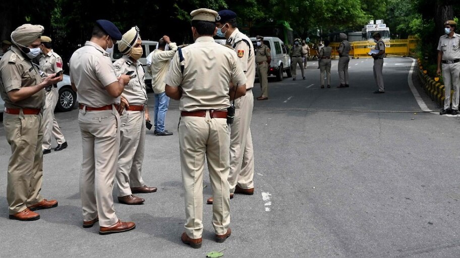 Delhi News: दिल्ली में रानी की चाकू मारकर हत्या, दूसरे कमरे में सोती रही बेटी