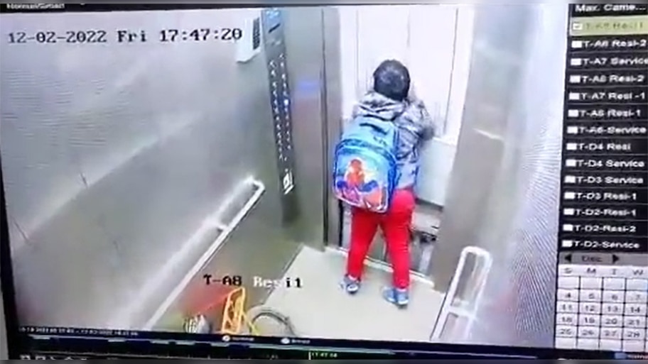 Greater Noida Lift: लिफ्ट में फंसा 8 साल का बच्चा, चीखने चिल्लाने लगा, देखिए VIDEO