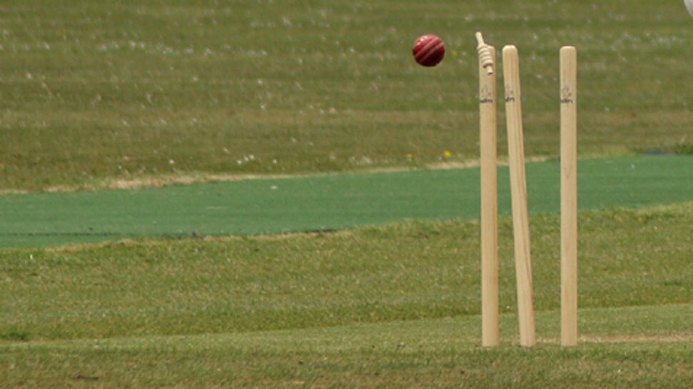 Cricket Rules: क्लीन बोल्ड होने के बावजूद बल्लेबाज ने मांग लिया DRS, अंपायर ने ही कर दी 'बेइज्जती'