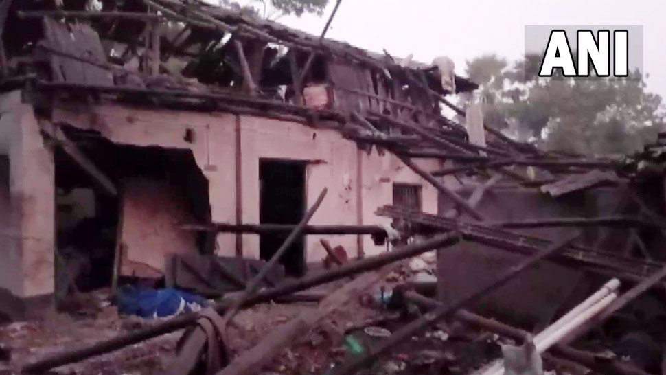 West Bengal Blast: टीएमसी नेता के घर में बम धमाका, 2 लोगों की मौत West Bengal Blast: टीएमसी नेता के घर में बम धमाका, 2 लोगों की मौत
