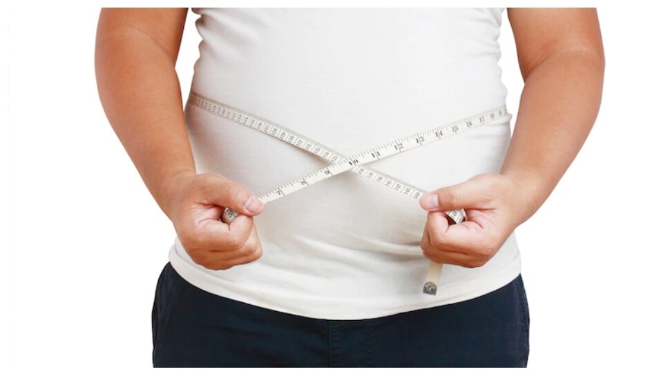  Weight Gain In Winter: इस वजह से सर्दियों में बढ़ जाता है वजन, कंट्रोल करना है तो अपना लें ये टिप्स