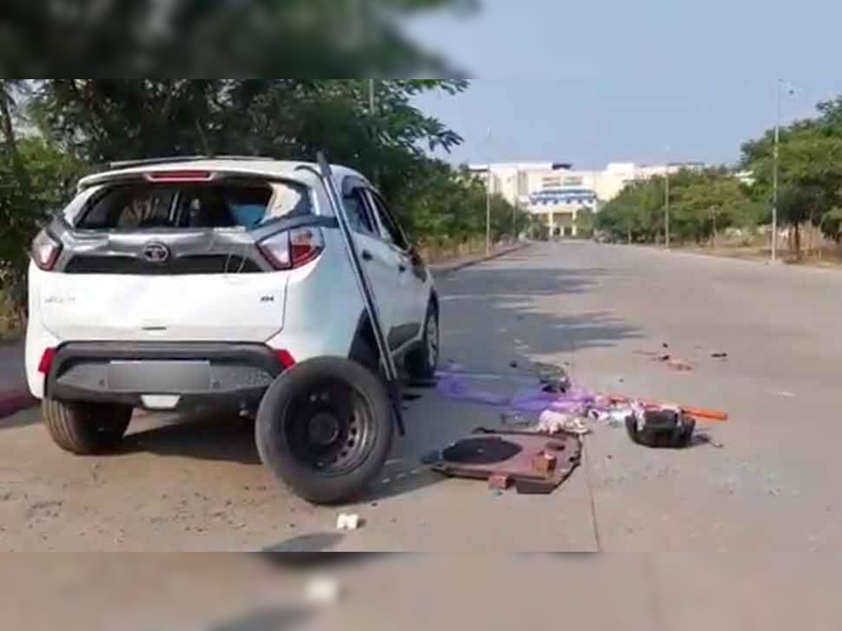 खंडवा के मेडिकल छात्राओं में घुसी कार, लड़कों ने नशे में की छेड़छाड़ तो स्टूडेंट्स ने फोड़ी कार