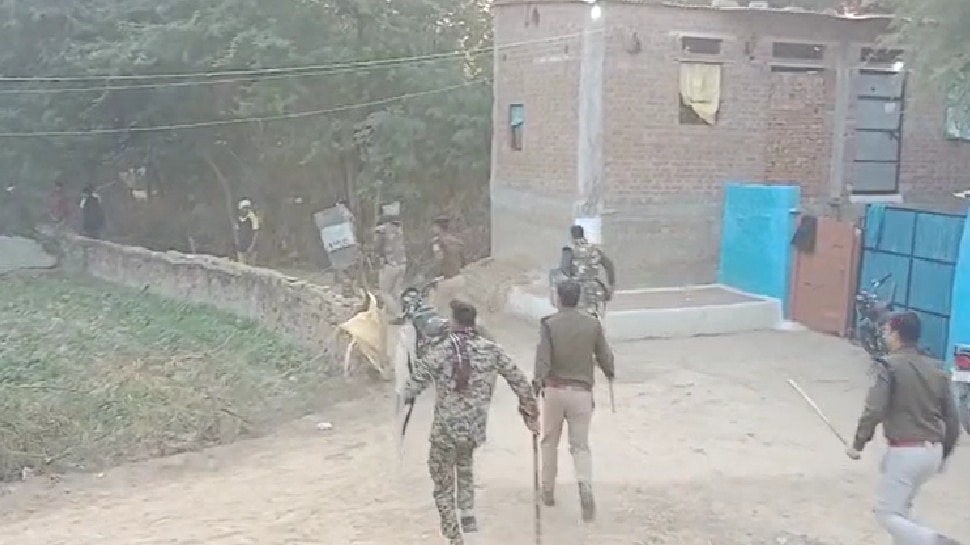 Gwalior News: अंबेडकर की मूर्ति हटवाने पहुंचे पुलिस पर भड़के ग्रामीण, प्रशासन की टीम पर किया पथराव