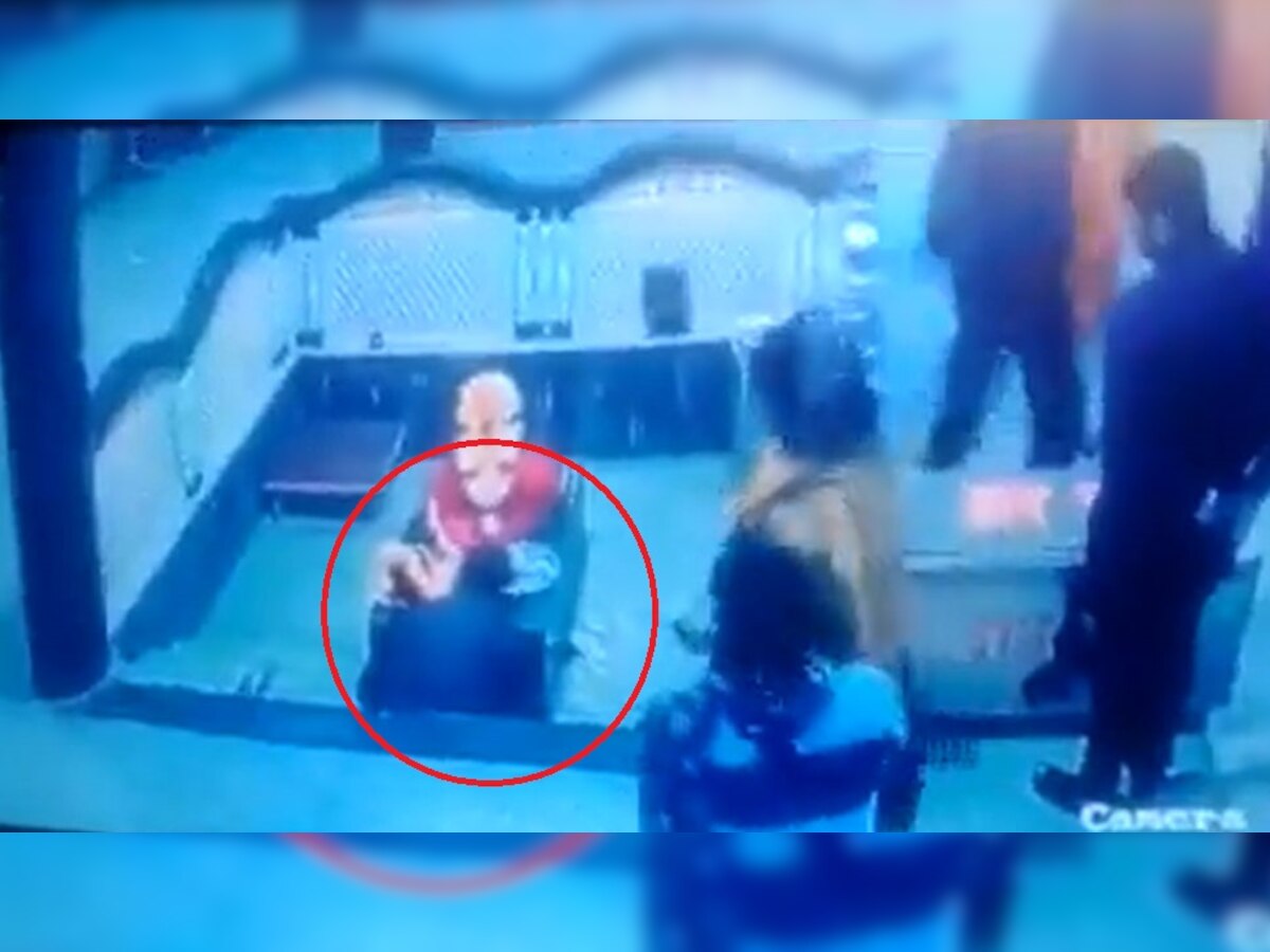 Watch: साईं मंदिर में दर्शन करते हुए श्रद्धालु की मौत, CCTV में कैद हुआ चौंकाने वाला वीडियो