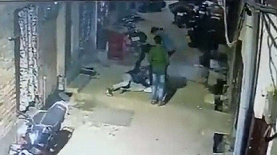Heart attack: छींक आई, जमीन पर गिरा और युवक हो गया बेदम, देखें मौत का लाइव वीडियो