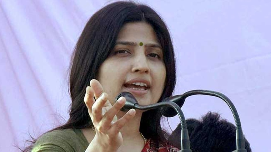 वोटिंग के दौरान डिंपल यादव ने बीजेपी पर लगाया बड़ा इल्जाम, की कार्रवाई की मांग