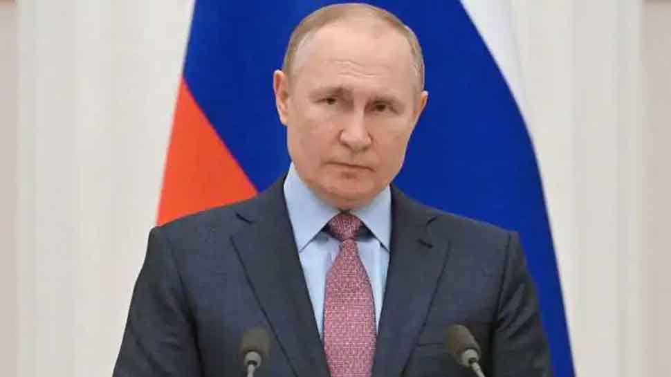 Vladimir Putin: ‘साइबेरिया के एक तांत्रिक से डरते हैं पुतिन, हिरण के खून से करते हैं स्नान’- रूसी पत्रकार का दावा