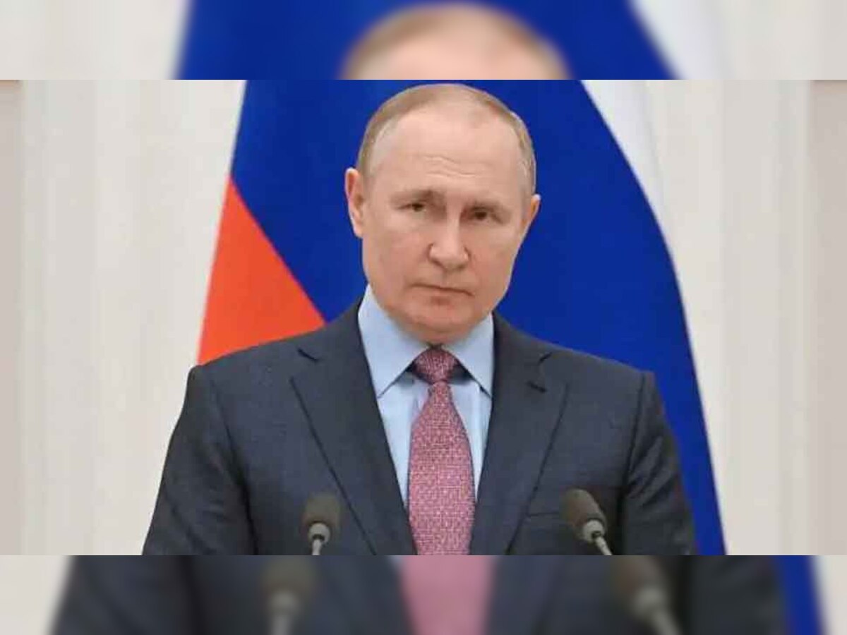 Vladimir Putin: ‘साइबेरिया के एक तांत्रिक से डरते हैं पुतिन, हिरण के खून से करते हैं स्नान’- रूसी पत्रकार का दावा