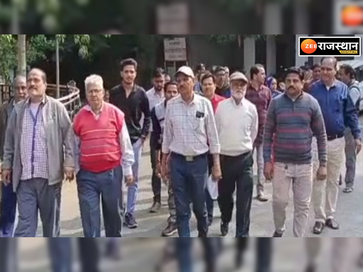 Dungarpur News: ट्रेन की चपेट में आकर हुई खिलाड़ी की मौत का मामला, दर्जी समाज का कलेक्ट्रेट पर प्रदर्शन, सीएम के नाम ज्ञापन