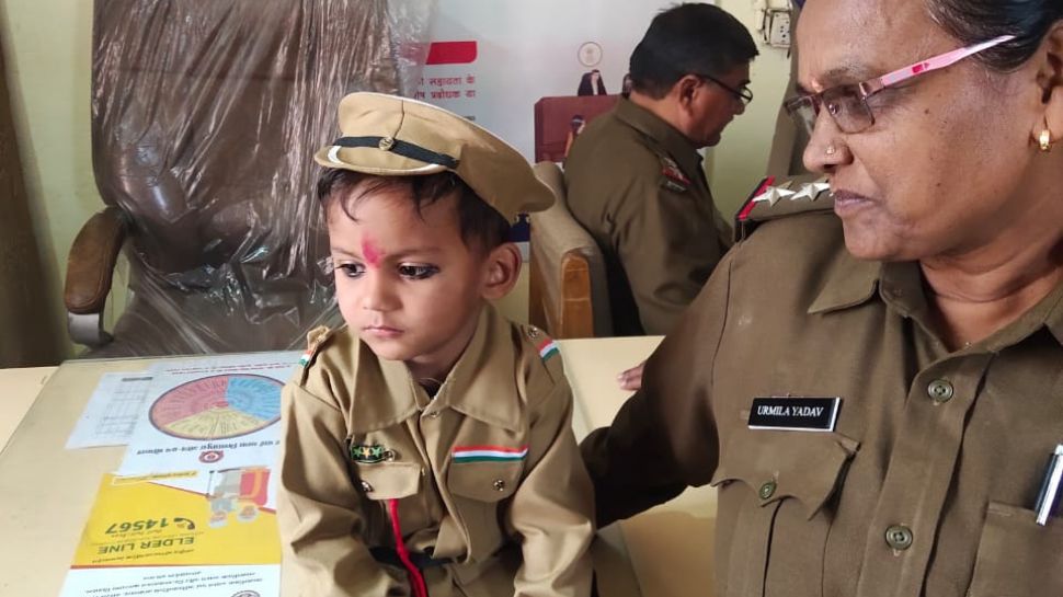 बच्चे की जिद्द पर थाने पहुंचे मां-बाप, तो पुलिस ने भी मान ली लिटिल सिंघम की शर्त!