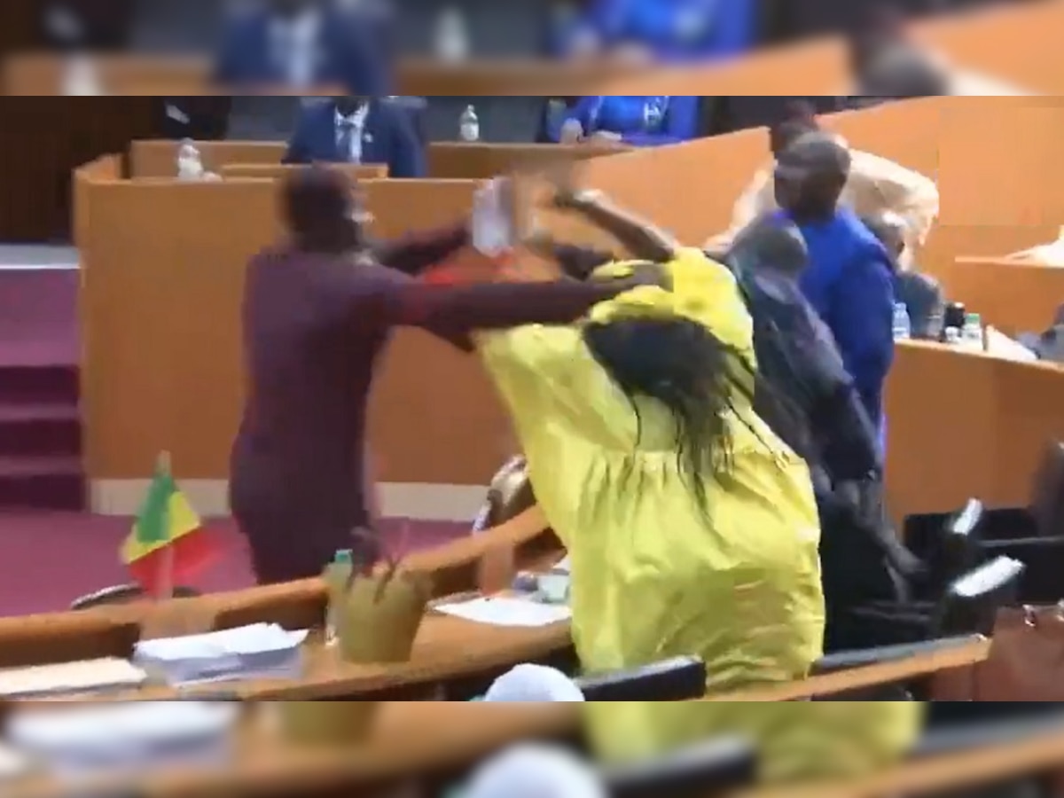 Senegal: बहस के दौरान महिला MP को पीटने लगा सांसद, इस देश की पार्लियामेंट में चले लात-घूंसे