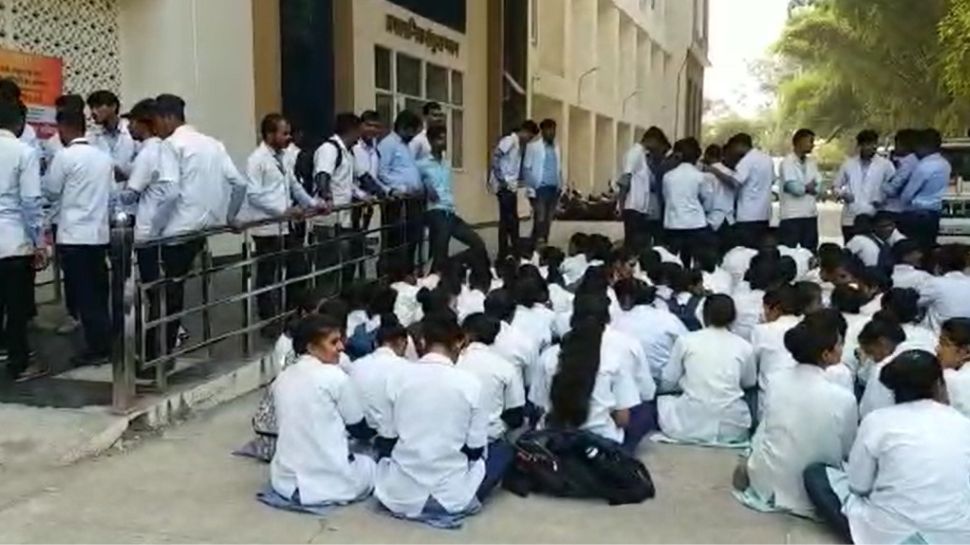 MP News: यहां पर 3 साल से एक ही क्लास में पढ़ रहे नर्सिंग कॉलेज के बच्चे, ये है वजह